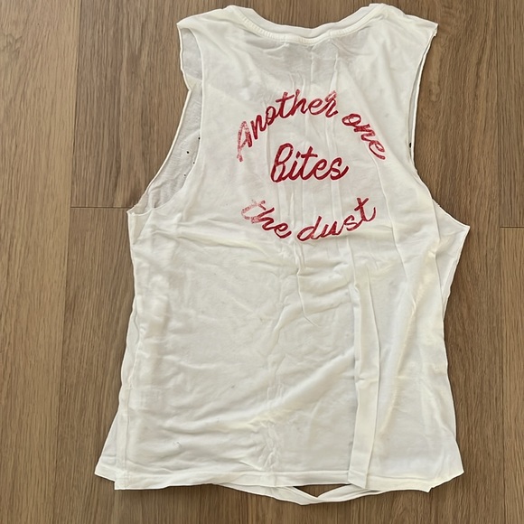 Daydreamer Queen Cut off Tee NWOT - Picture 3 of 4